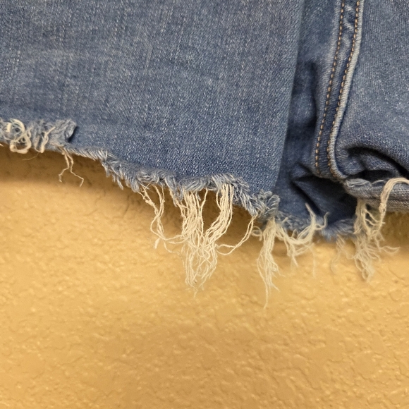 Levi's Women's High Rise Shorts Sz 31 Denim Distressed Light Wash Summer Cut Off - Picture 7 of 9